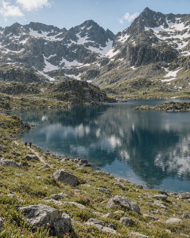 Llac d’alta muntanya envoltat de cims de granit